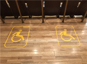 공연장 내 좌측 출입구 휠체어 사용자 전용 공간 사진