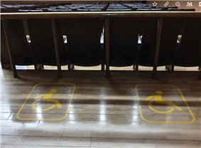 공연장 내 우측 출입구 휠체어 사용자 전용 공간 사진