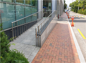 별관(수영장) 출입구 경사로 사진