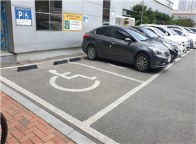 장애인 전용 주차장 사진