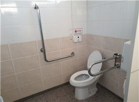 장애인용 화장실 내부 사진