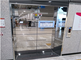 장애인 전용 승강기 입구 사진