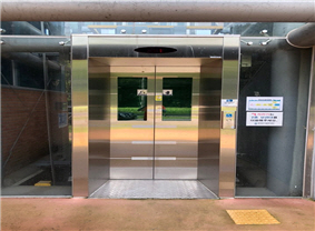 장애인용 승강기 입구 사진