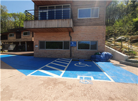 외부 장애인전용주차장1 사진